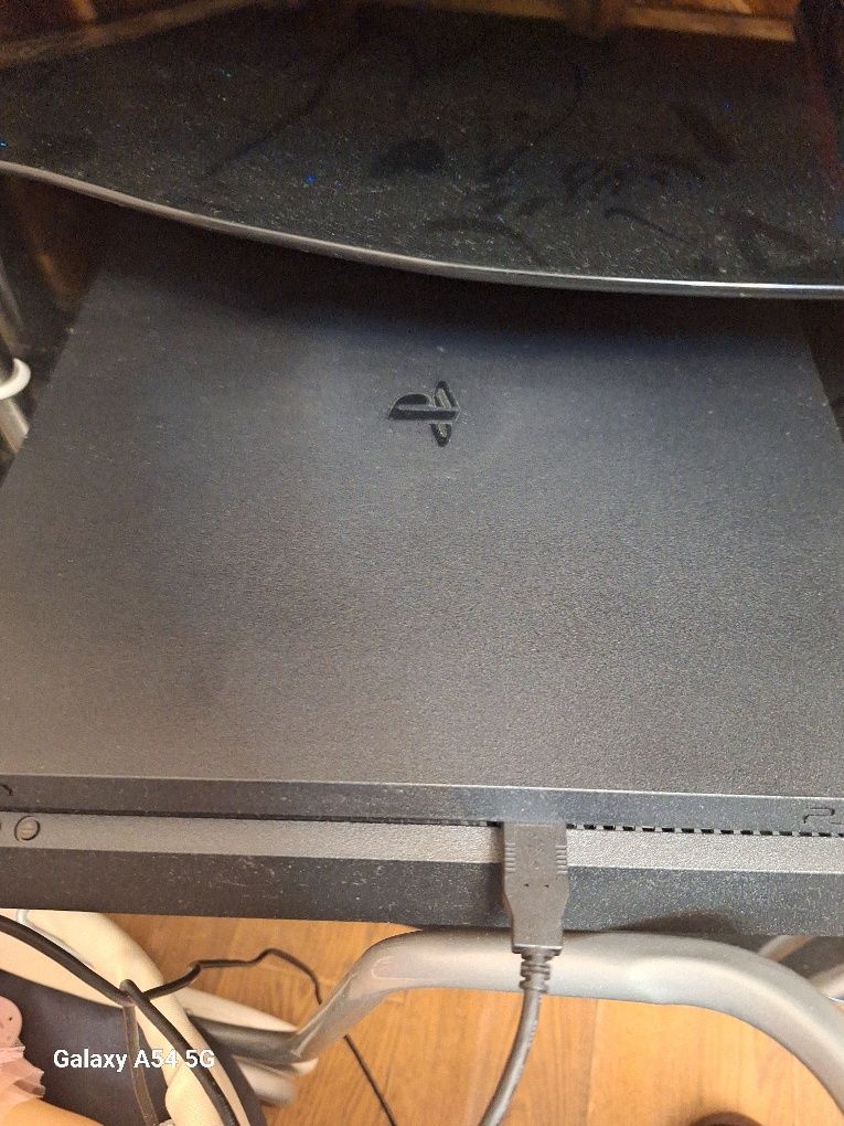 Продаётся Игровая приставка Sony PlayStation 4 Slim 1 Tb