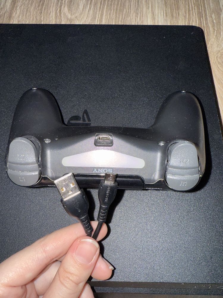 PlayStation 4 slim с джостиками