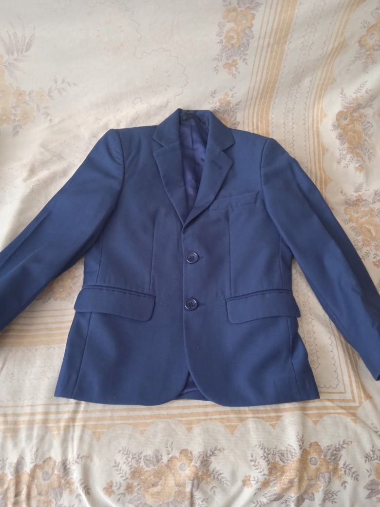 Продам школьные костю́м  брюки и жилет б/у.Турция.