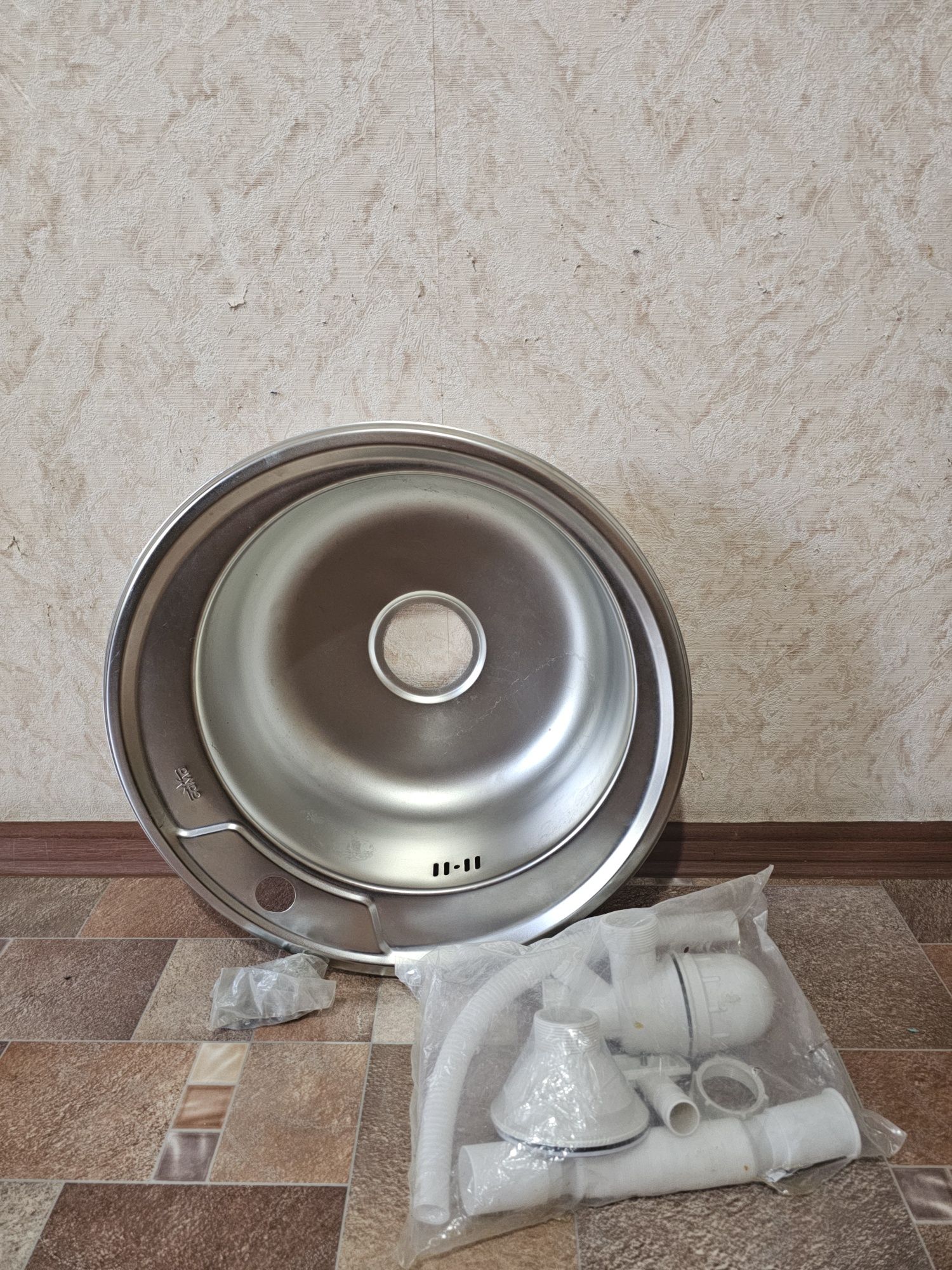 Продам раковину круглую..нержавейка с сифоном