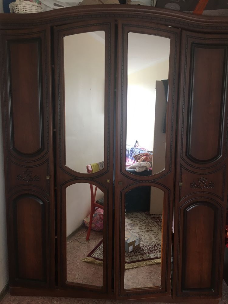 срочно продам шкаф+ прикроватный тумба  в подарок