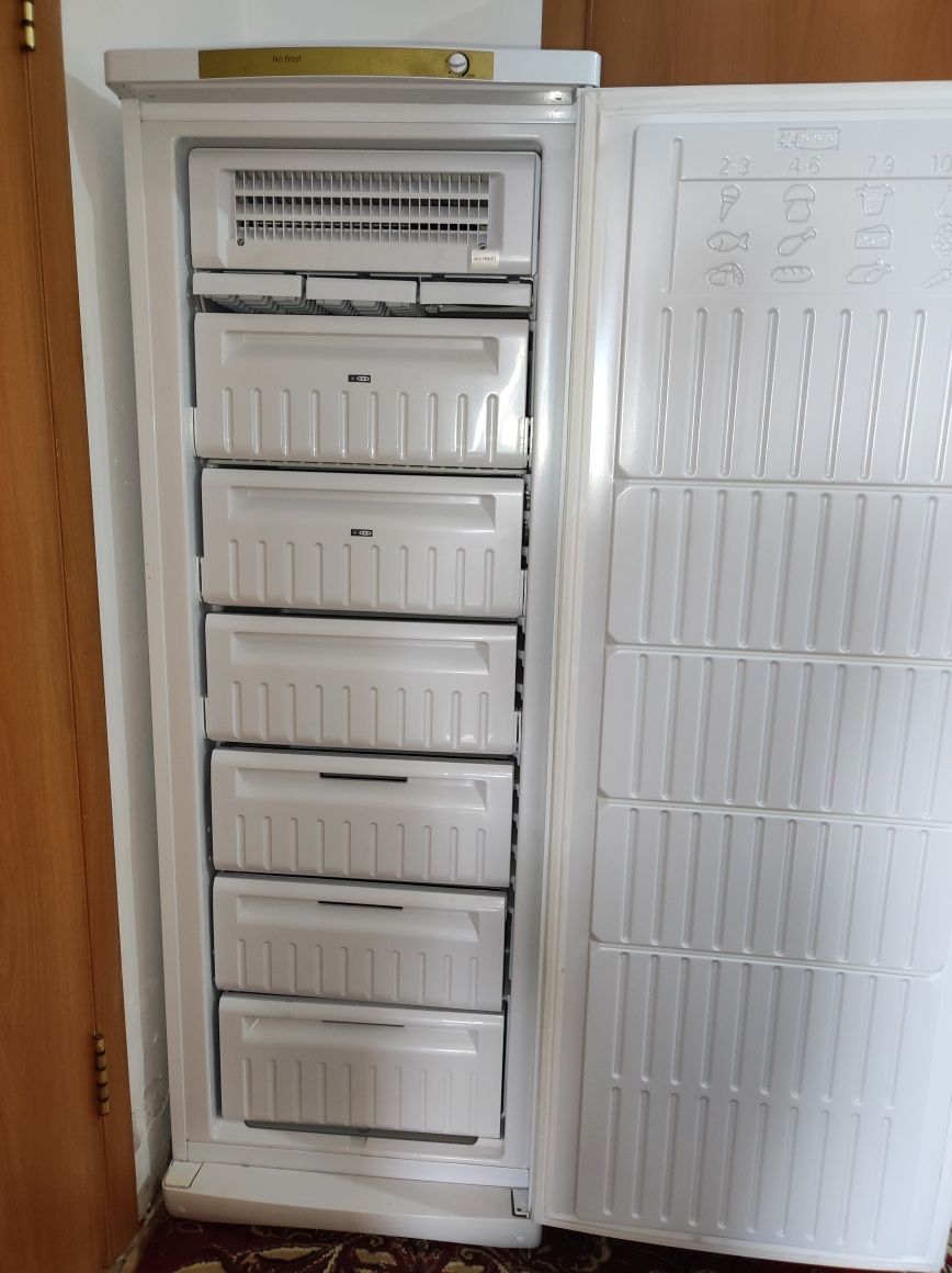 Продам морозильник Indesit , No frost