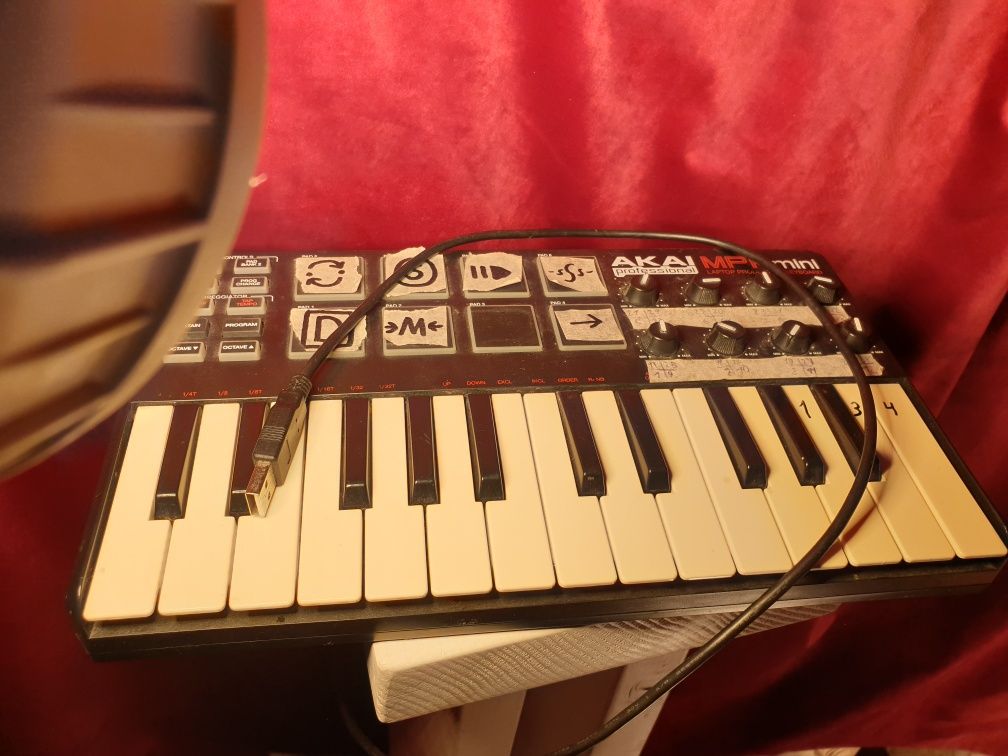 Akai mpk mini mk1 миди клавиатура AKAI