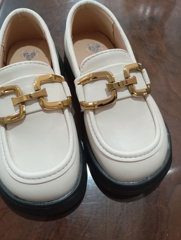 Продам туфли детские  26 размер 5тт.4тт.