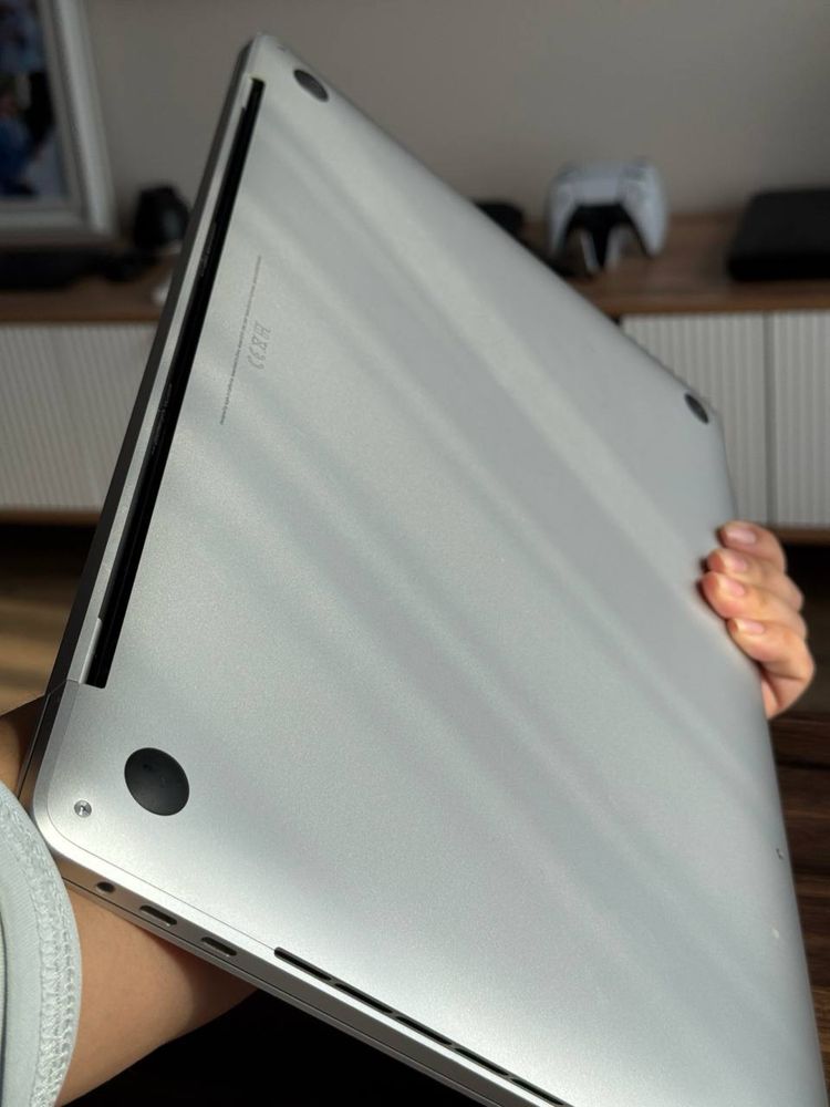 MacBook Pro 16 (i9/ 16GB/ 1TB SSD)