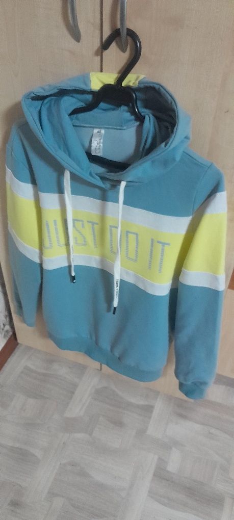 Продам женский костюм,почти новый.