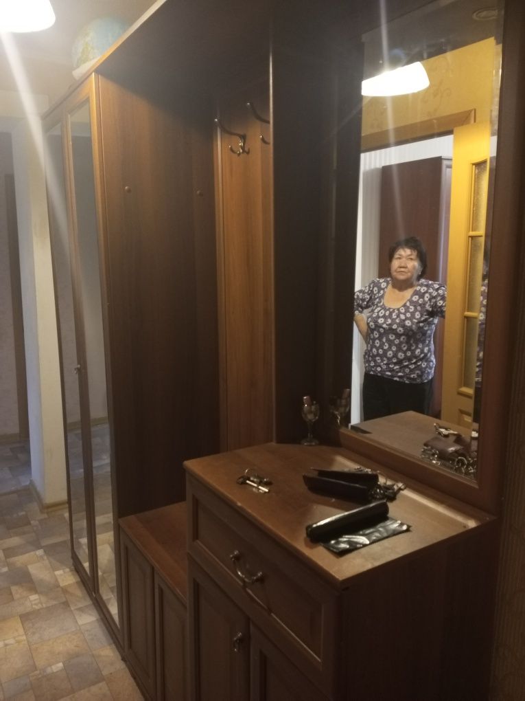 Продам стенку и прихожую