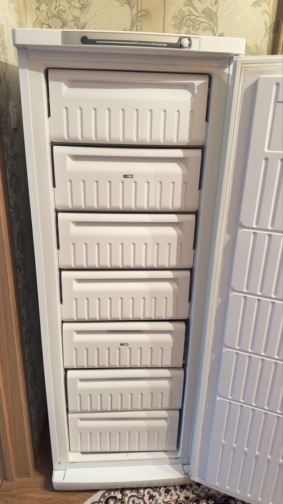 Продам морозильную камару Indesit
