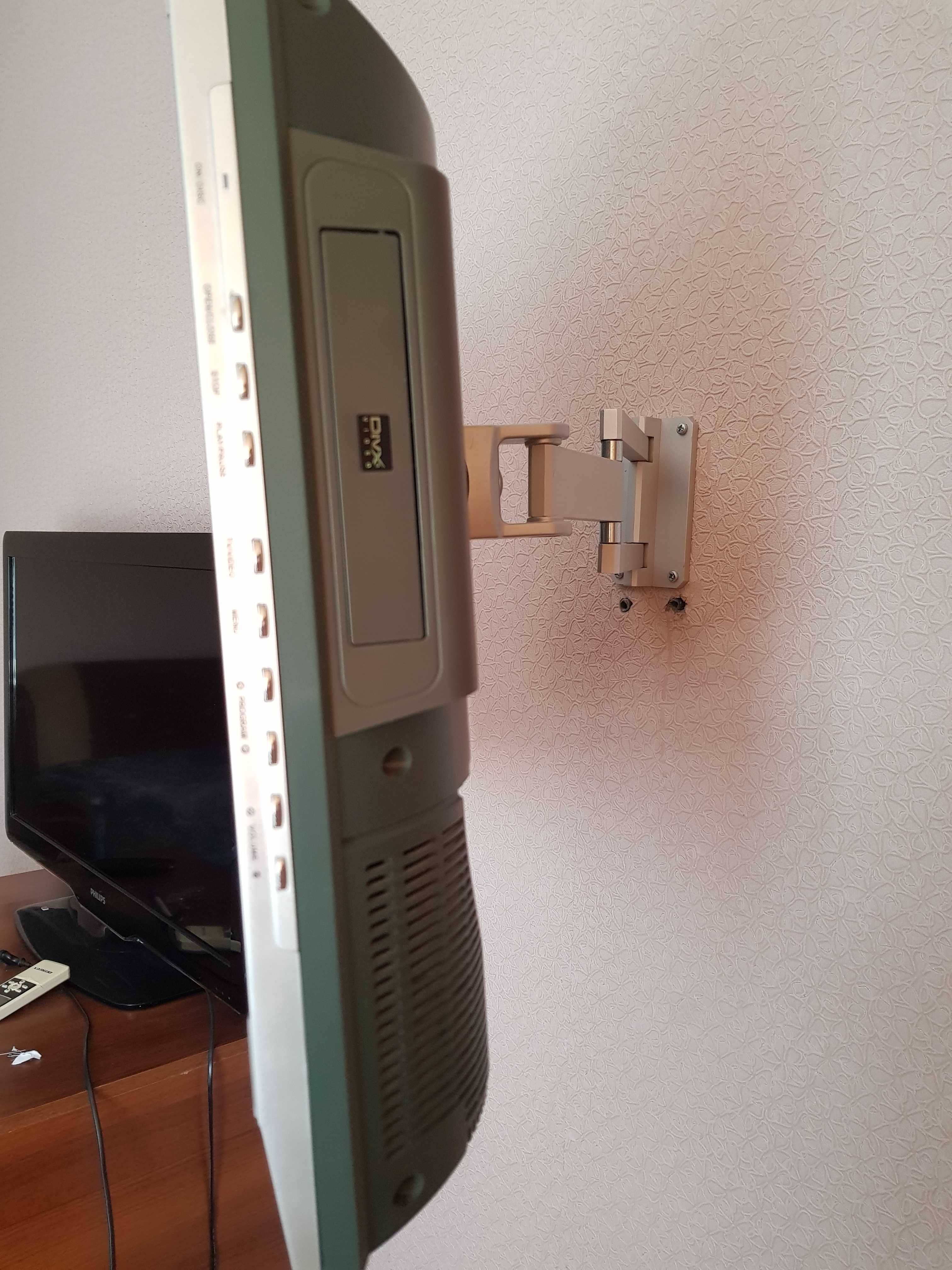 Телевизор с DvD с кронштейном.