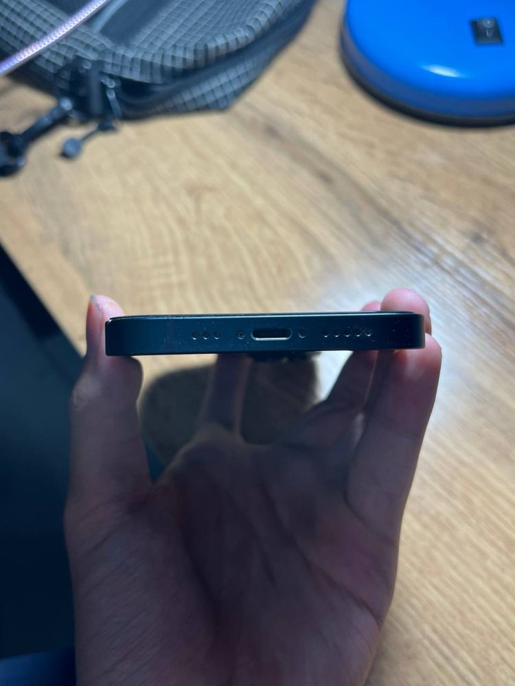 продаю свой Iphone 14, без царапин по корпусу,  + шнур