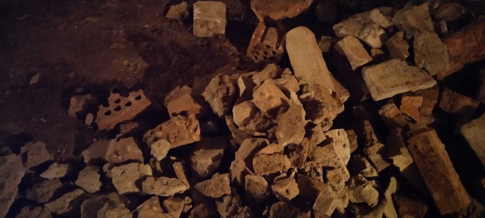 Кирпичи целые и частями
