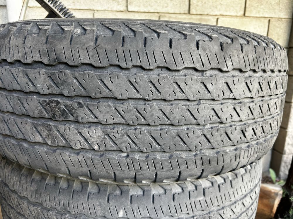 Продаю резину Roadstone 265/55/17 3 целых 1 с заплаткой