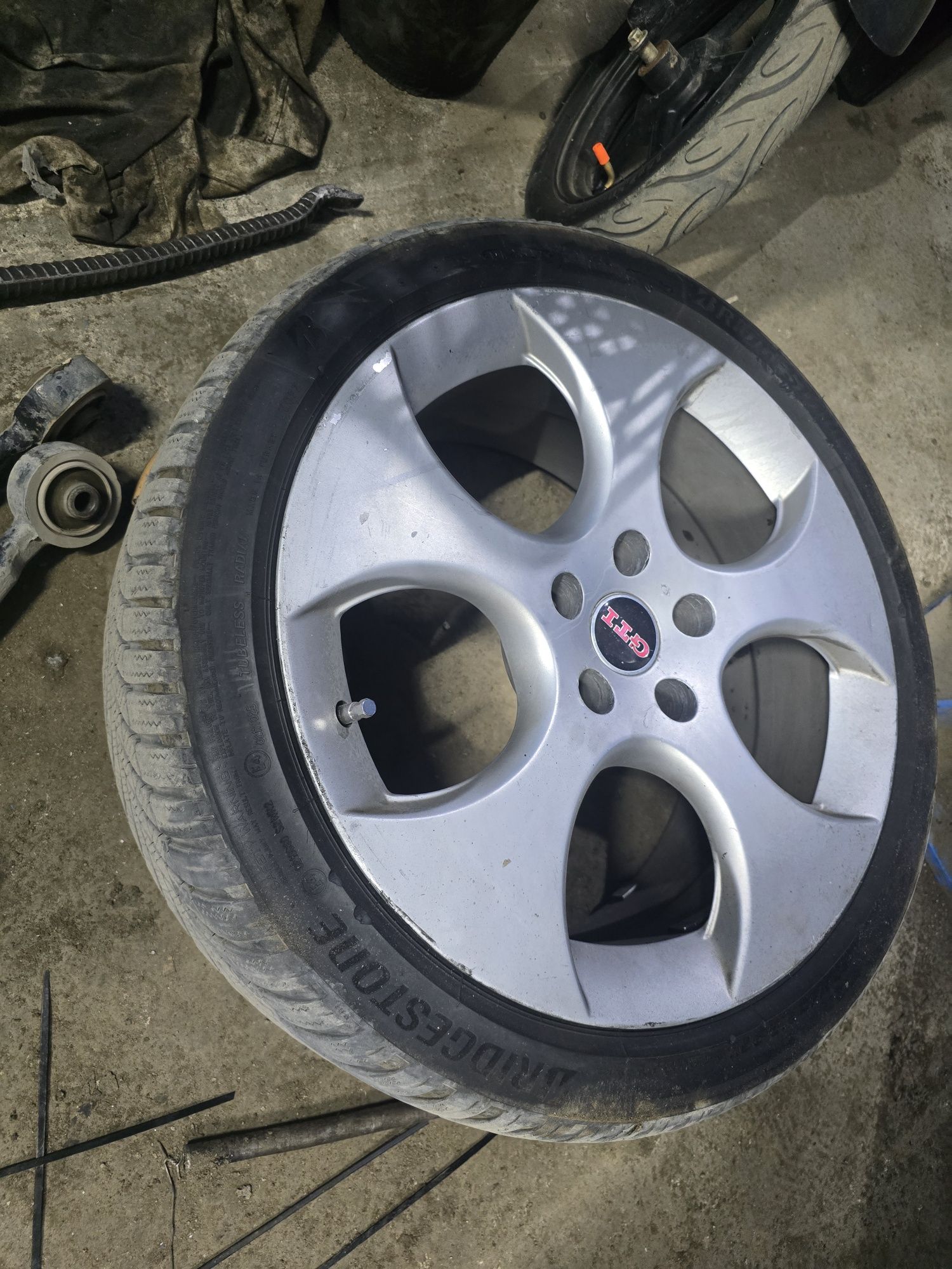 Продам диски с шинами R18
