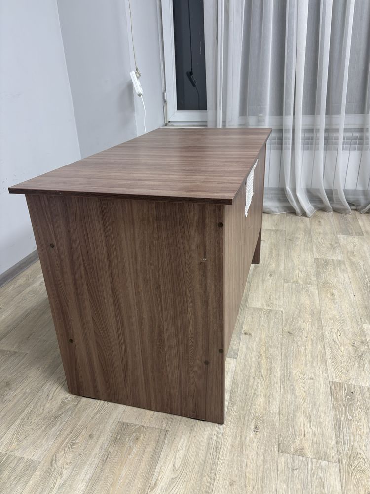 Срочно продается офисные столы и кресло