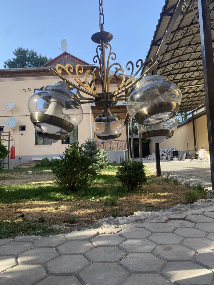 Люстра в хорошем состоянии
