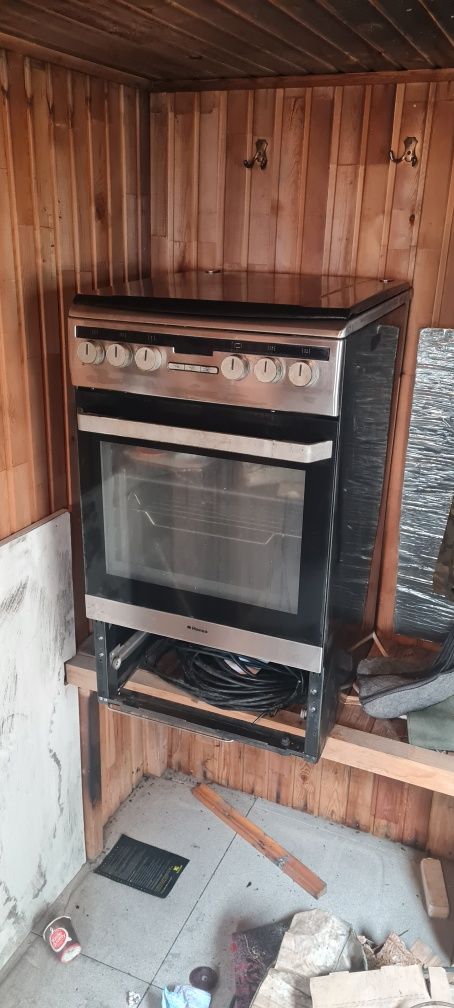 Продам электрическую плиту с духовкой Hansa