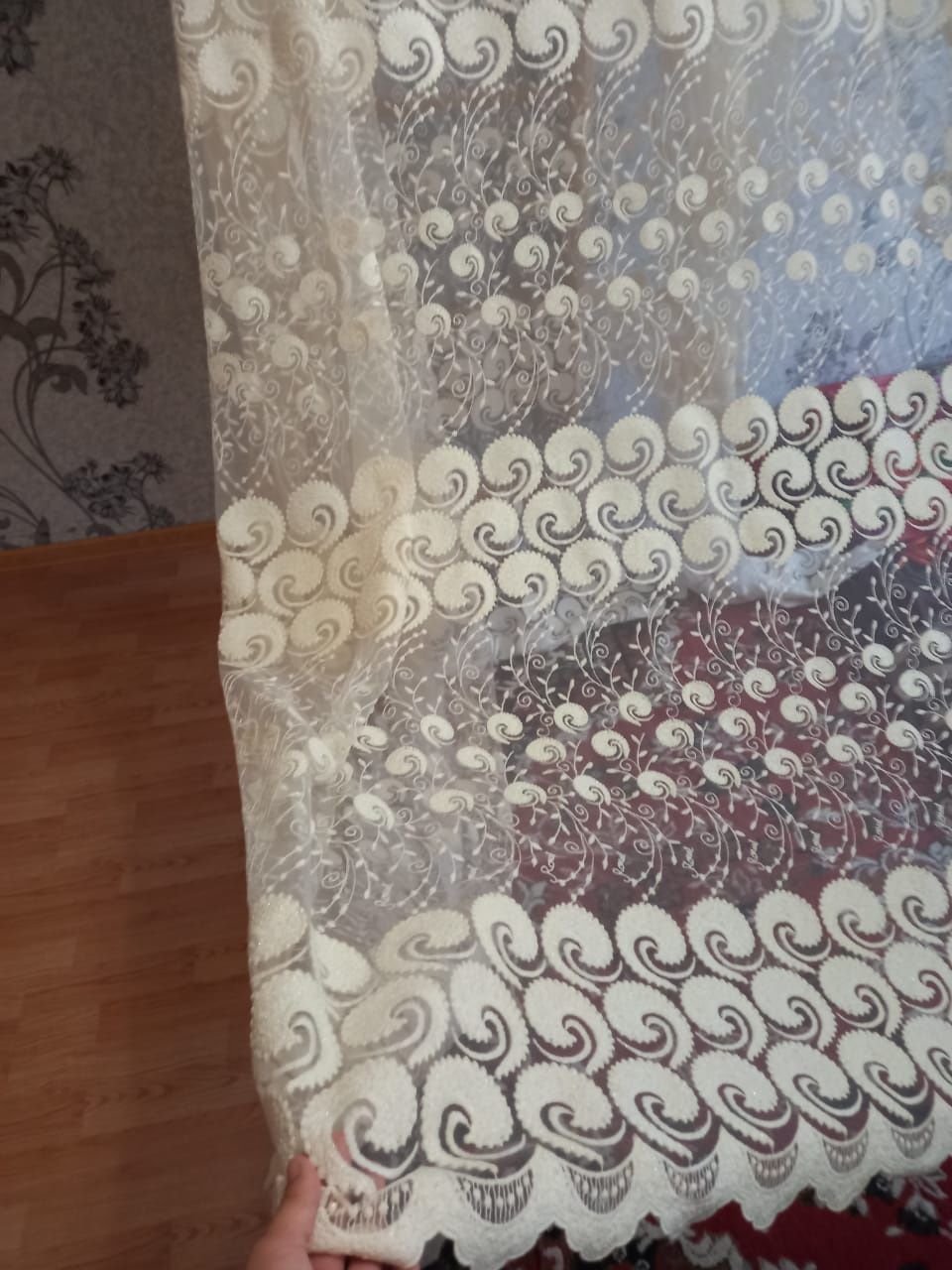 Продам новый тюль. Молочный цвет. Длина 2.40м. ширина 5 м. Цена 12 000