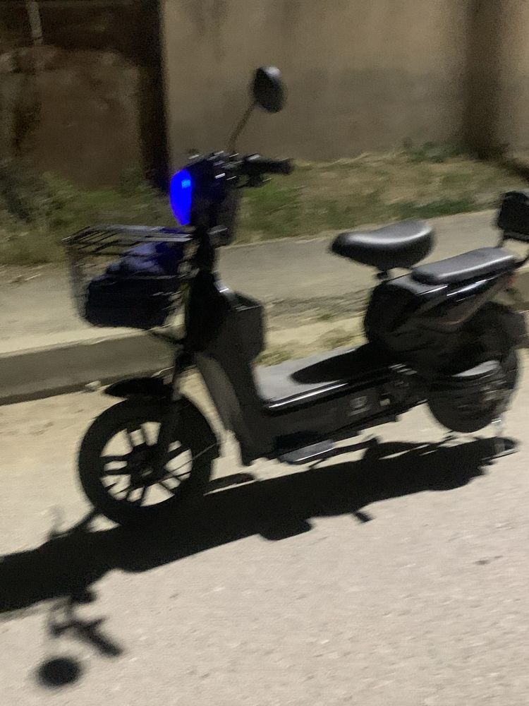 Скутер жүріп тұр зор барі бәрі істеп тұр