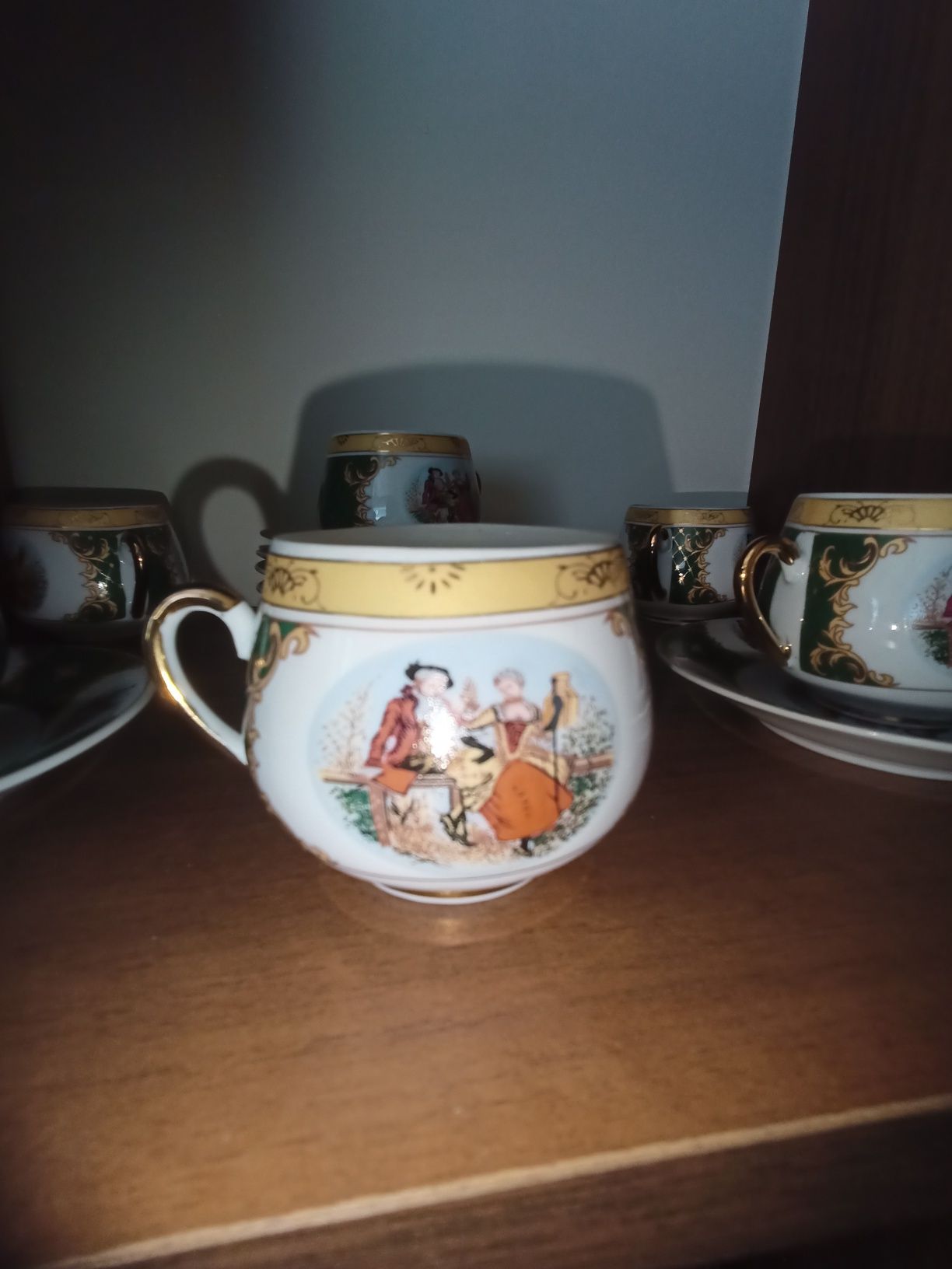 Продам кофейные чашечки с блюдцами  Мадонна