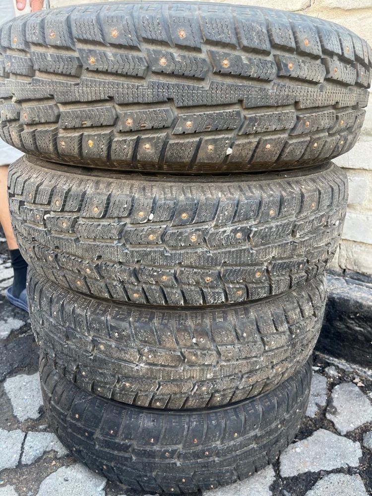 Продам замнюю шину с шипами