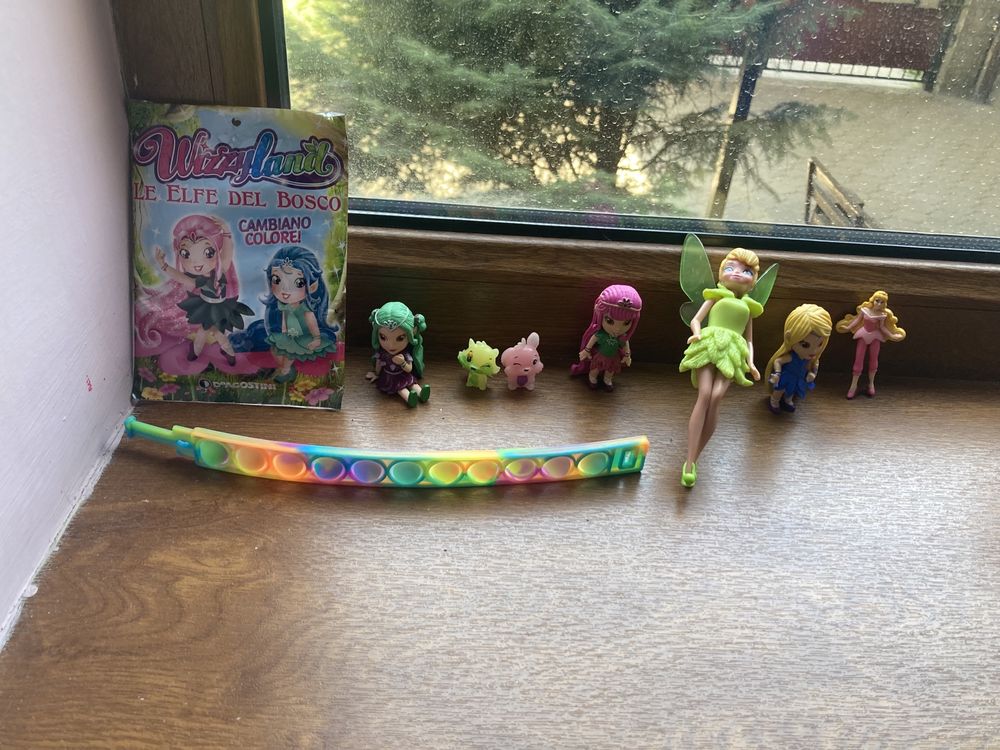 Игрушки много