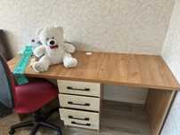 Рабочий стол со стулом