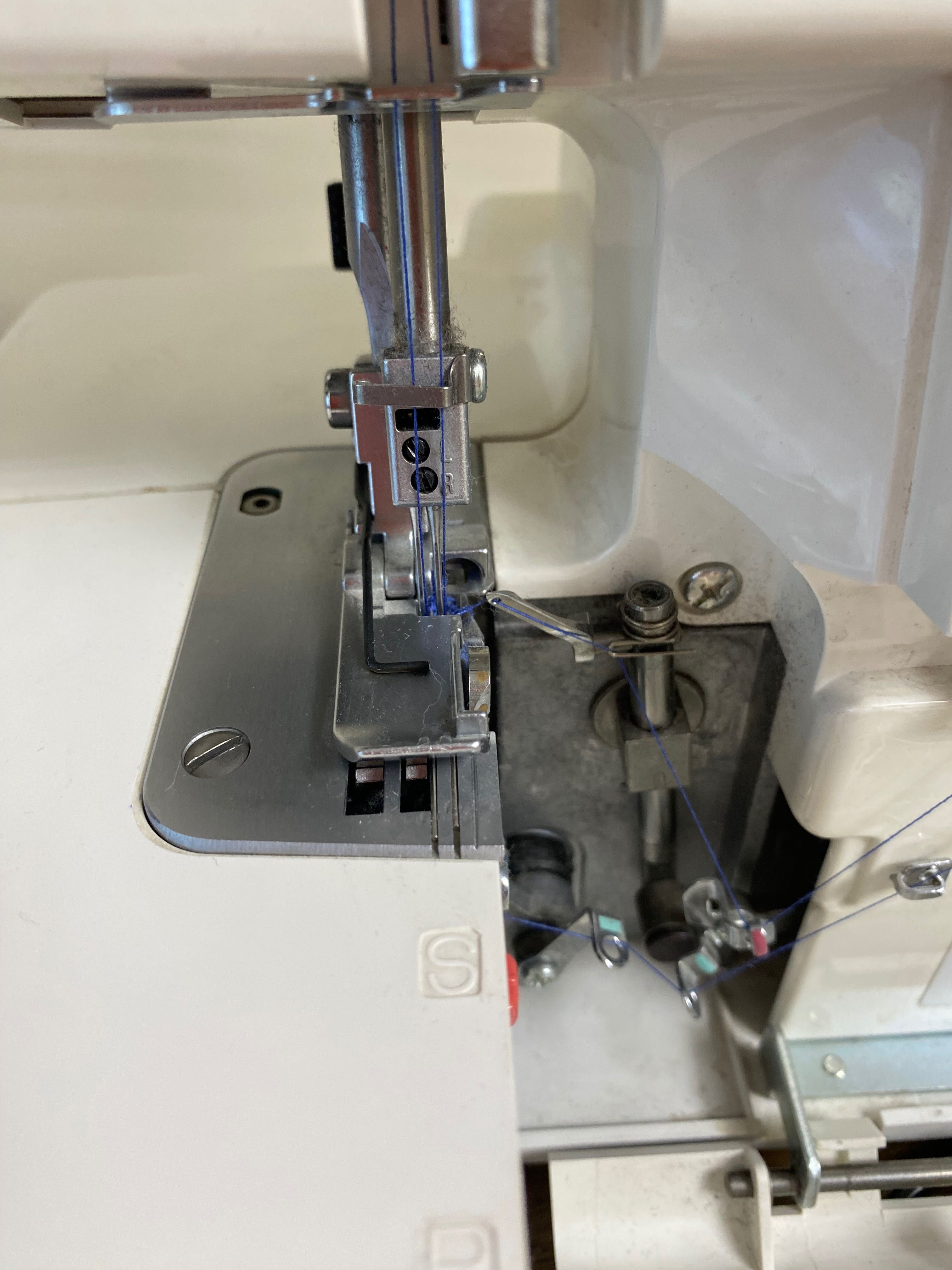 Бытовой оверлок Janome re73
