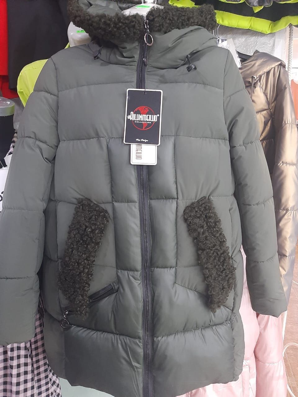 Продаются вещи платья  костюмы куртки
