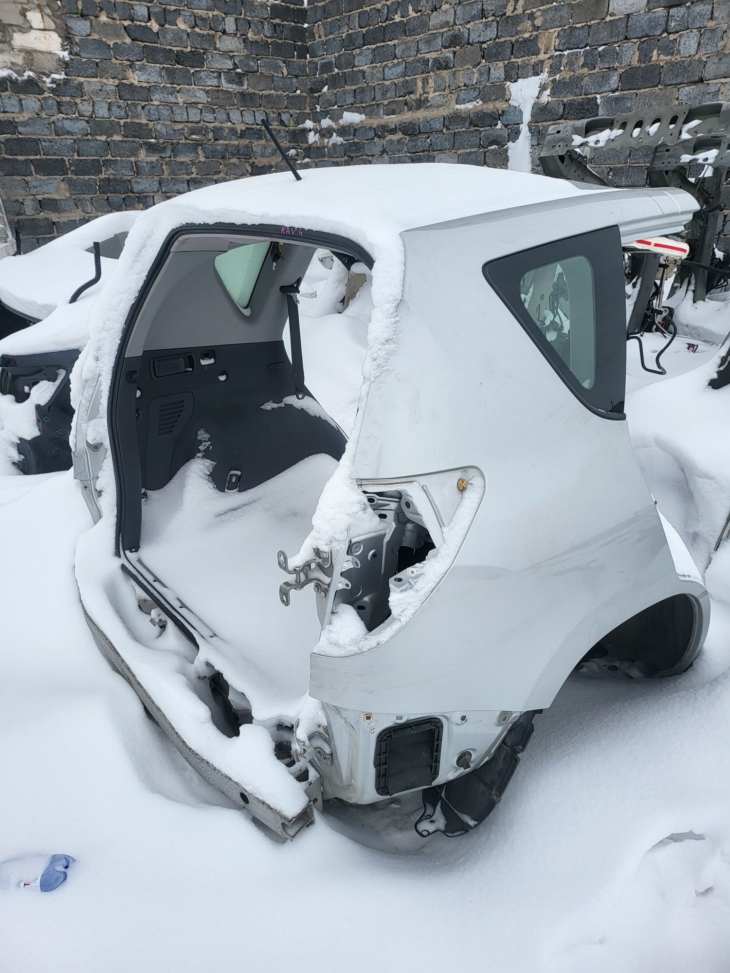 Заднее крылья Тойота Rav 4 2007 год