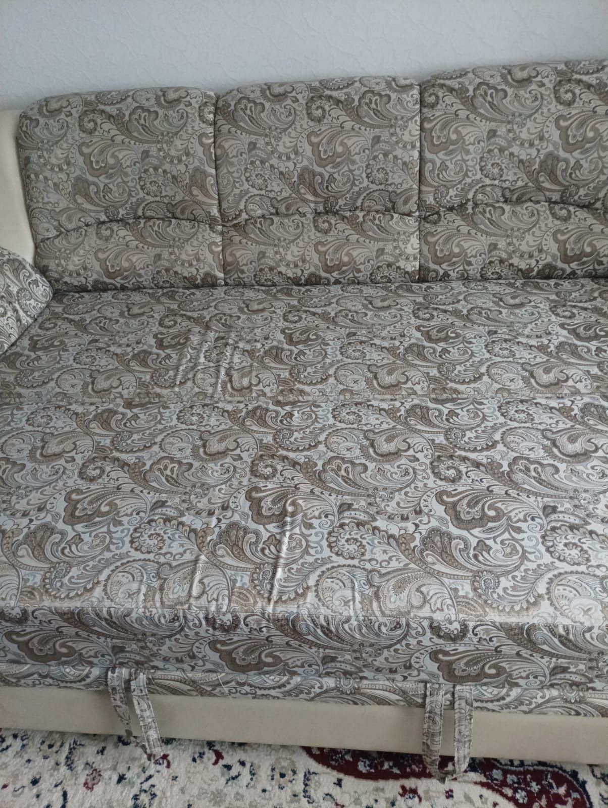 Продаю диван 3 и 2 в отличном состоянии, стол 3метра, 6стульев.
