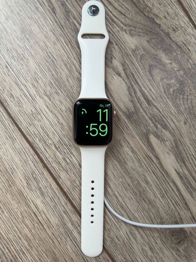 Продам Часы Apple Watch se в идеальном состоянии