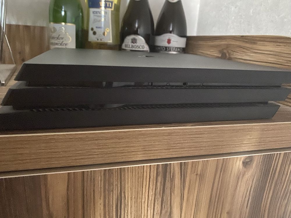 Playstation 4pro 1TB в идеальном состояний.