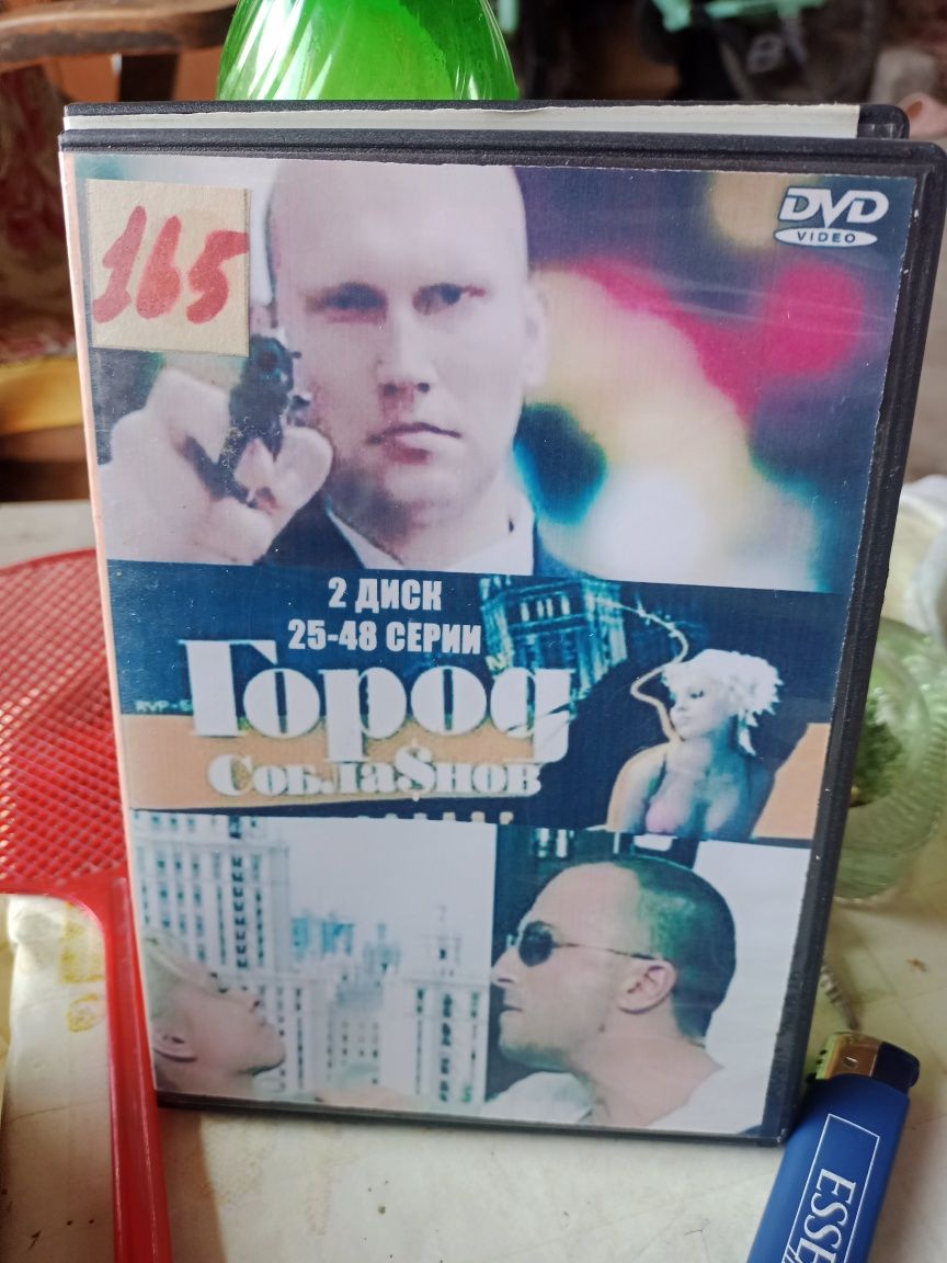 DVD диски продам, примерно 150 -200 штук. DVD плеер в подарок.
