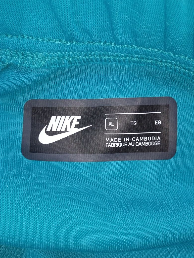 ТОРГА НЕТ !!! шорты Nike tech fleece оригинал. Размер XL
