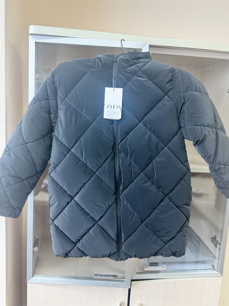 Zara куртка весна черного цвета