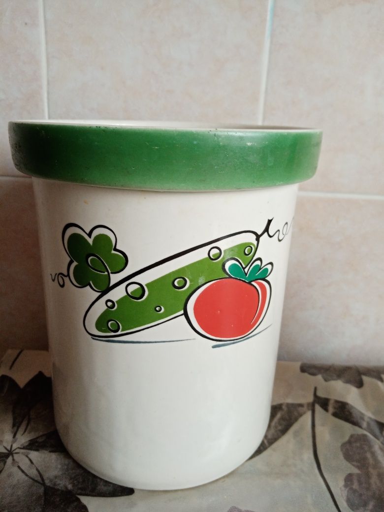 Продам ёмкость керамическую . Удобна для хранения сыпучих продуктов