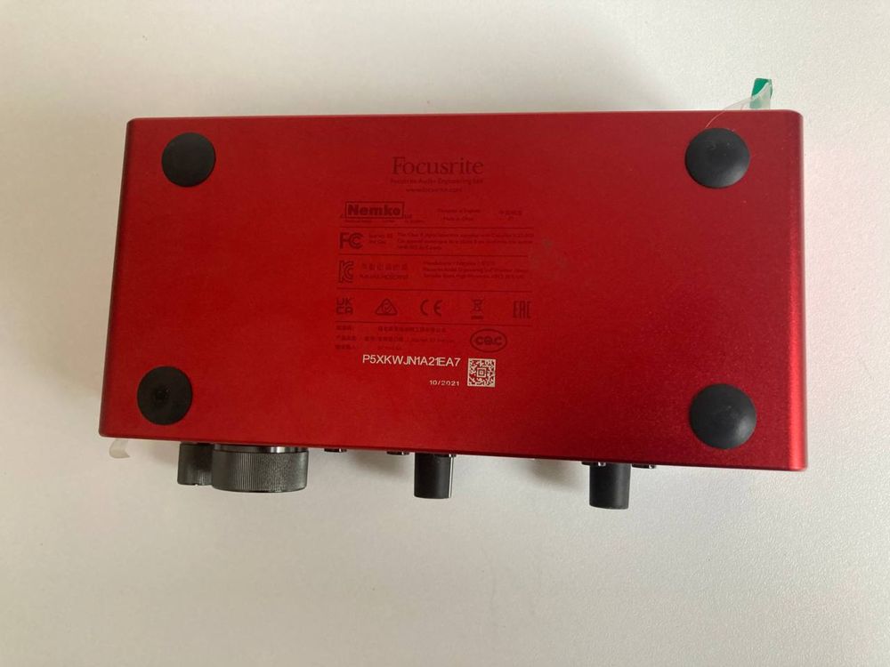 Внешняя звуковая карта Focusrite Scarlett 2i2 Studio микрофон