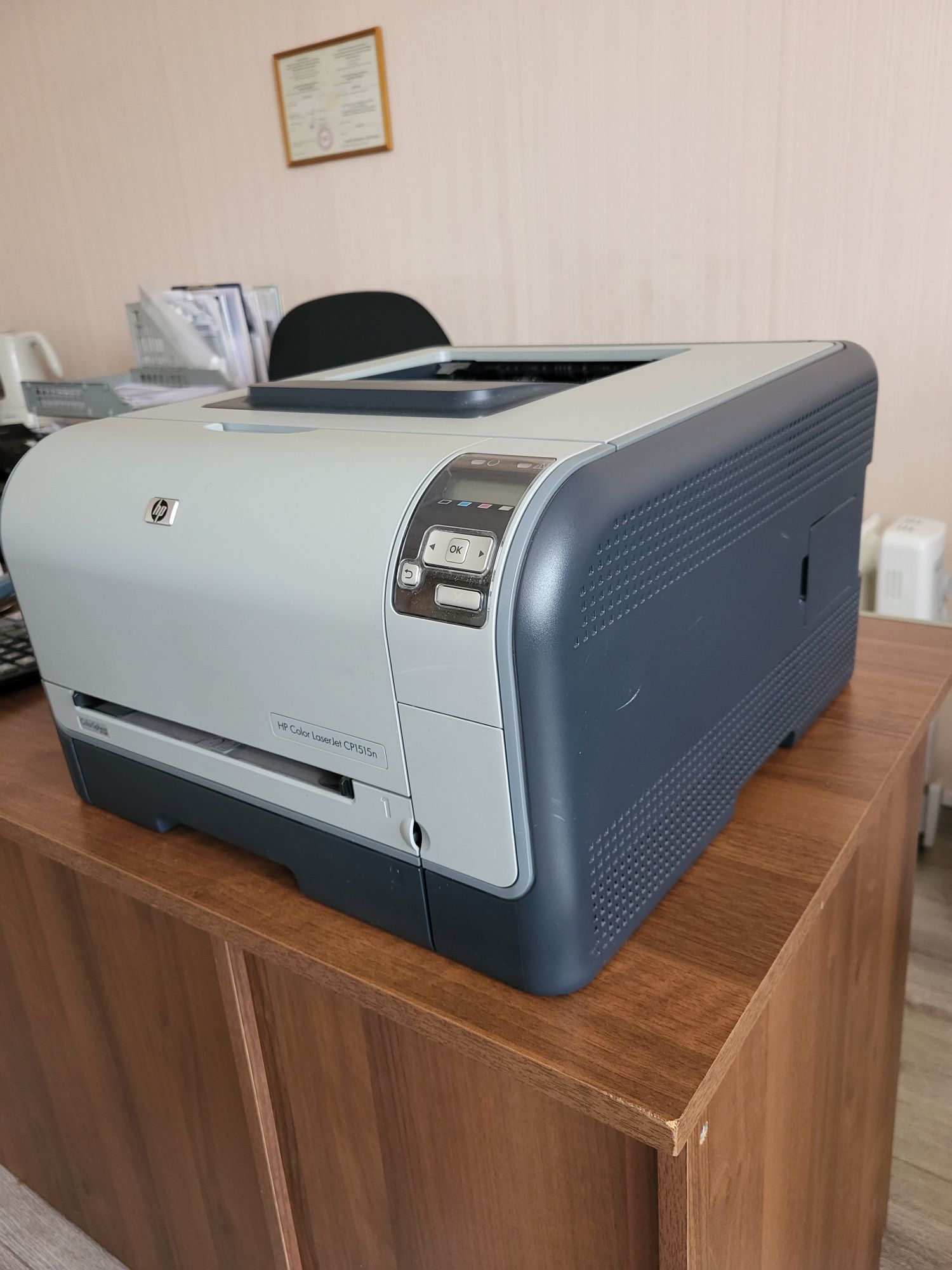Продам лазерный принтер HP Color LaserJet CP1515n