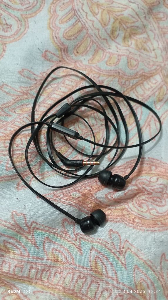 Шнур от Айфона и проводные наушники JBL. В хорошем состоянии.
