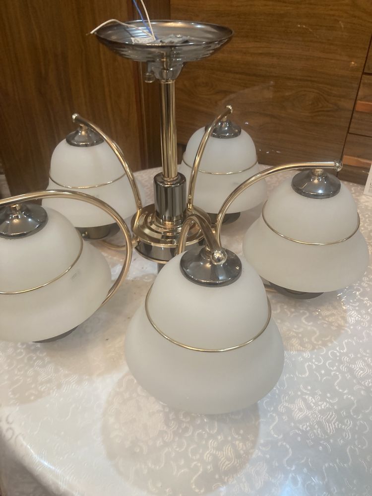 Продам люстру