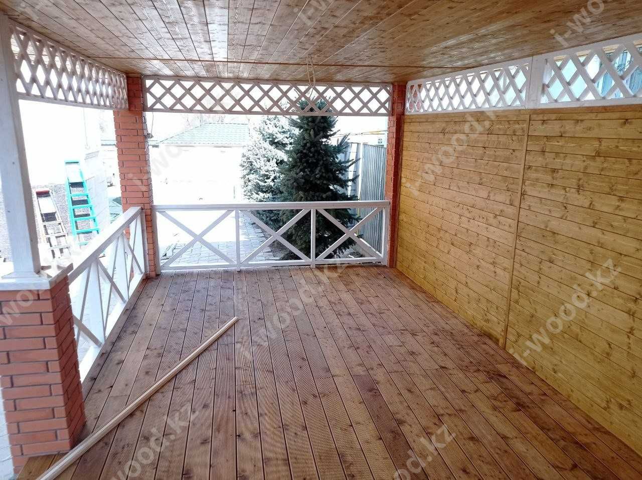 Беседка из дерева с кирпичными колоннами на заказ