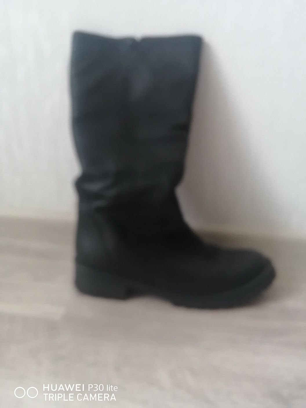 Срочно продам женские сапоги