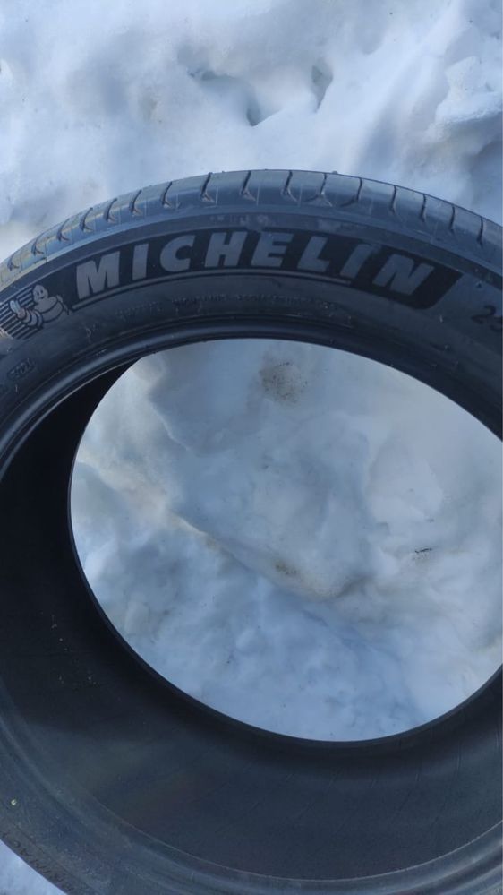 Продается комплект новых шин michelin