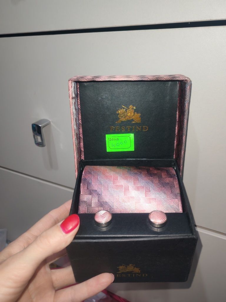 Запонки и галстук