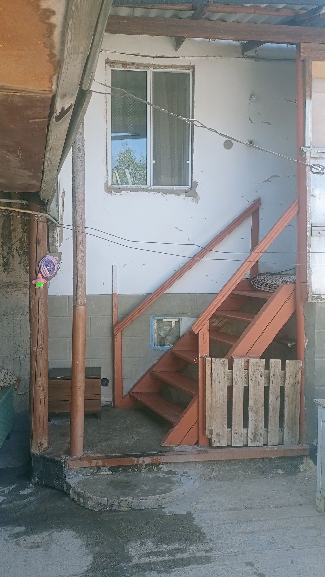 Продам дом за линией рядом с пекарней Пышка .Дом  двух этажныйй