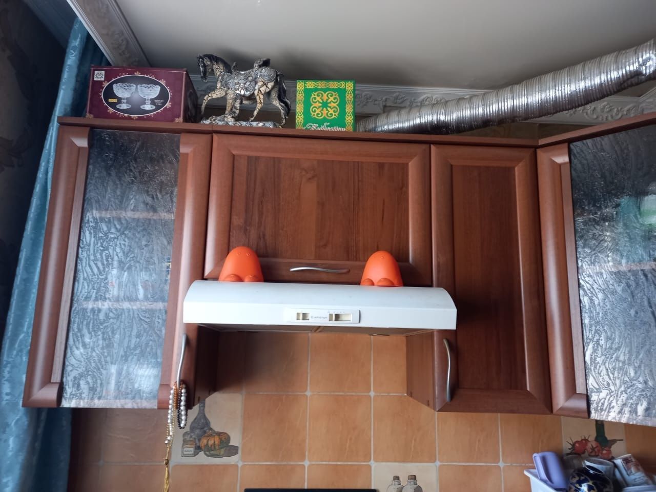 Кухонная гаритура, хорошего качества.
