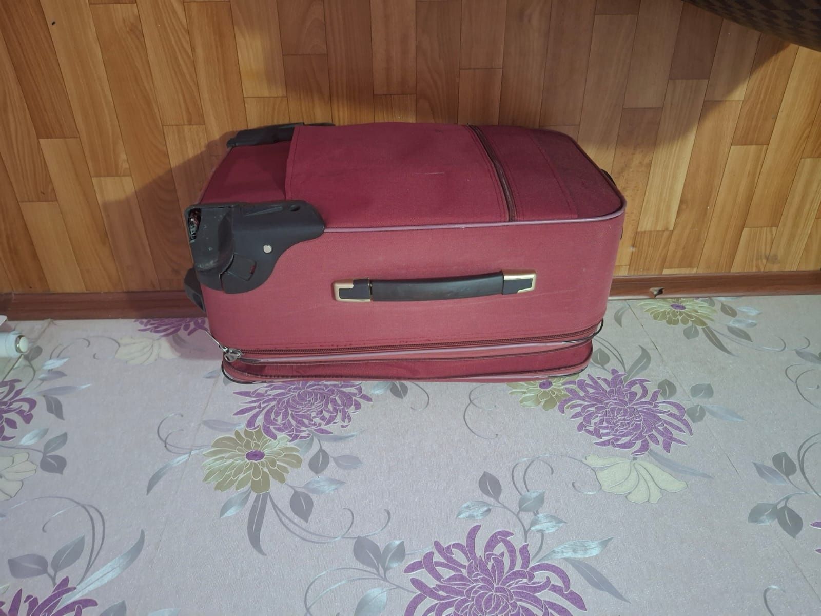 Продам чемоданы б/у