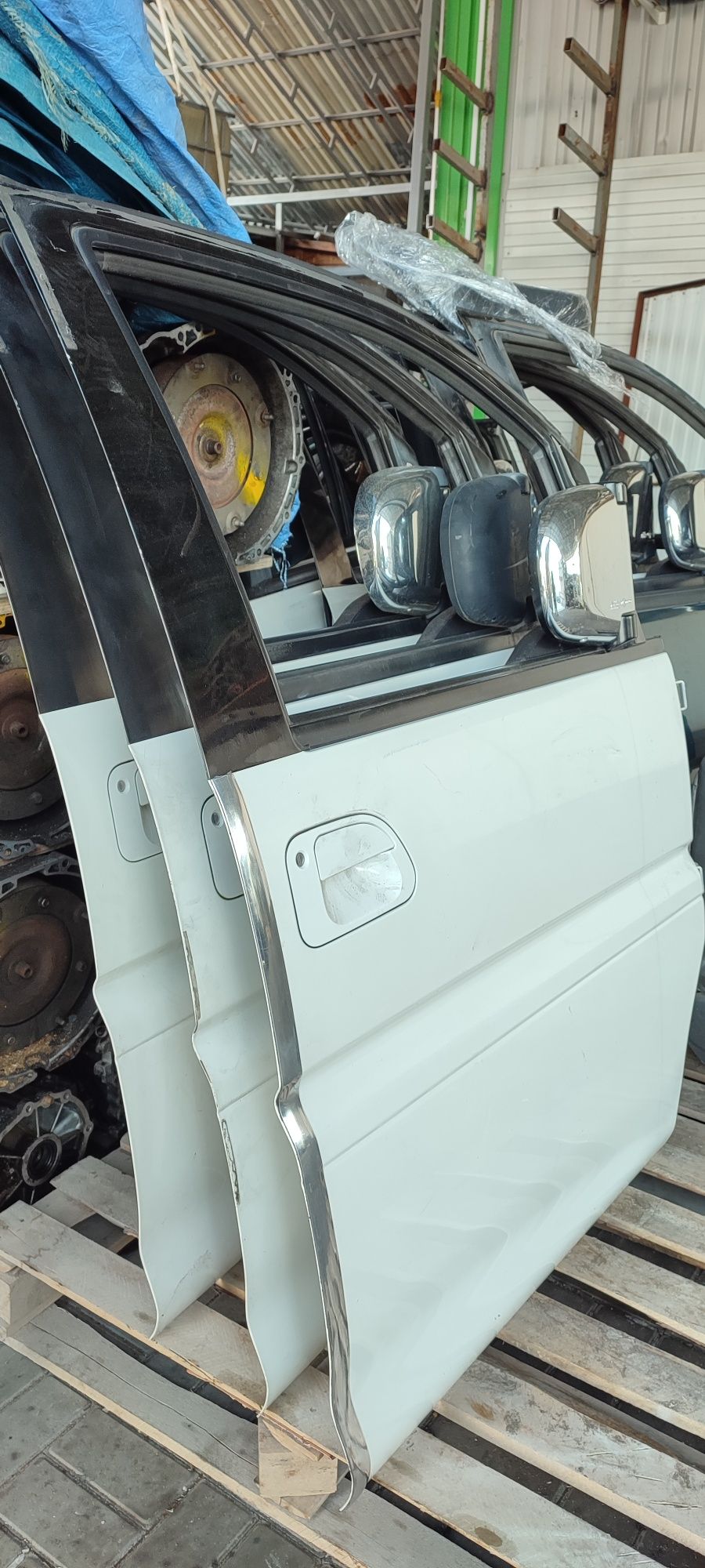 Дверь передняя Mitsubishi Delica булка