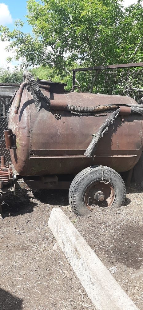 Трактор,две телеги,бочка