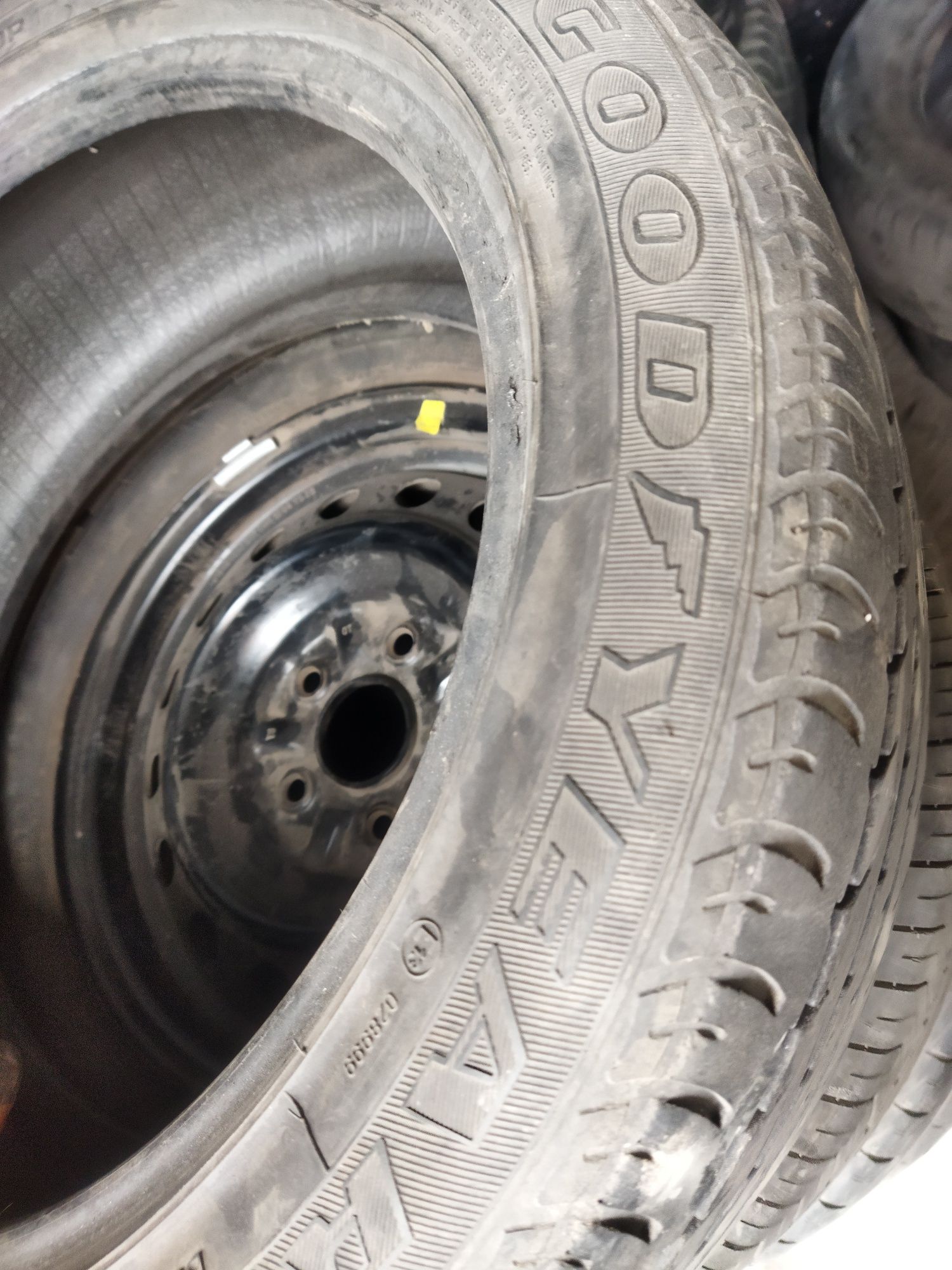 1 шина Goodyear 215/50/17 летняя